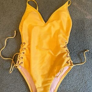 Yellow one piece bathingsuit